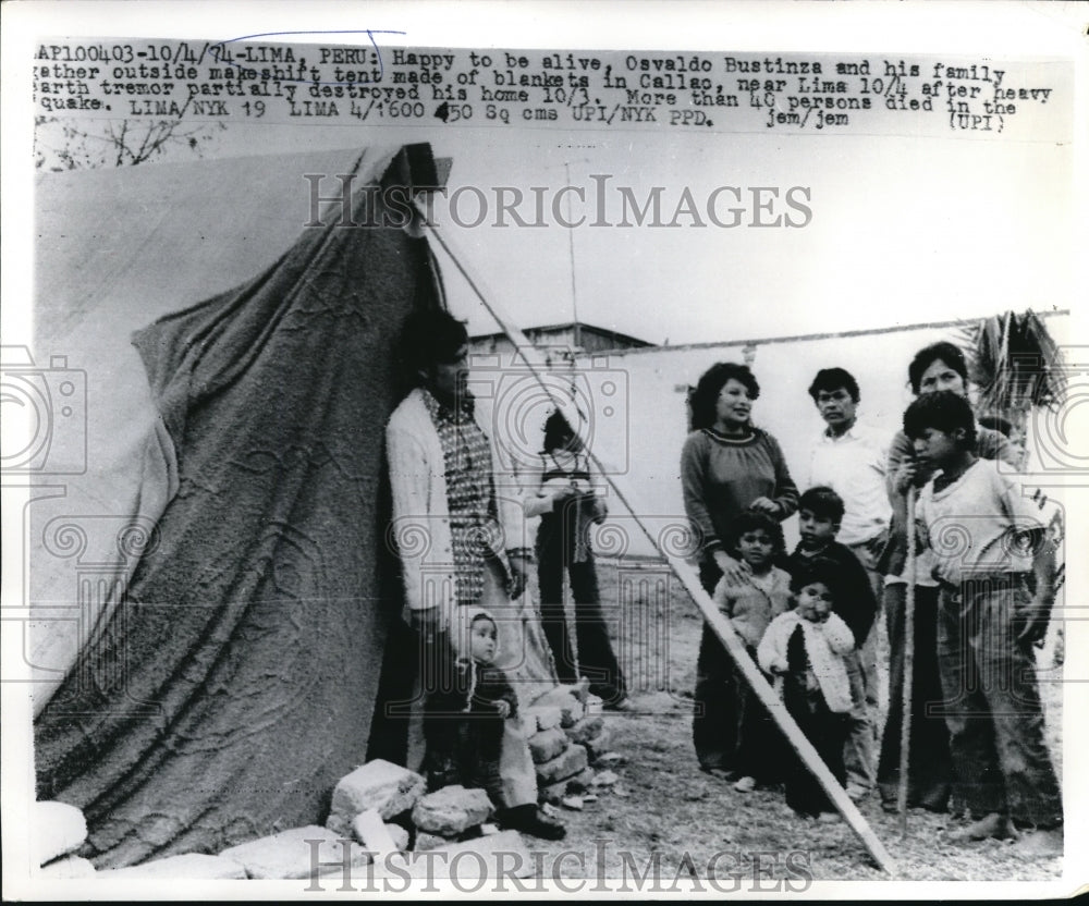1974 Press Photo Osvaldo and Family outside makeshift tent in Callao near Lima.