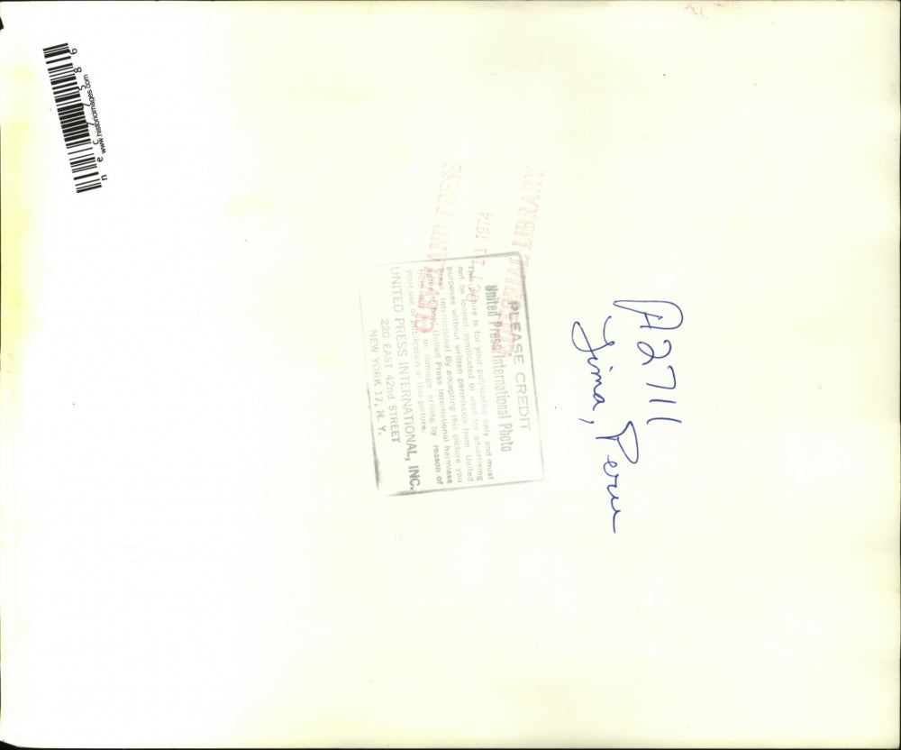 1974 Press Photo Osvaldo and Family outside makeshift tent in Callao near Lima.