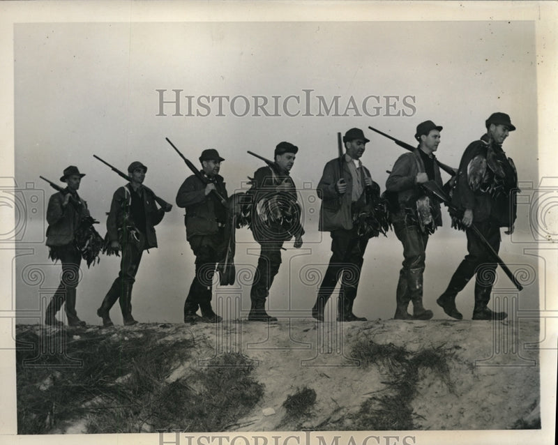 Load image into Gallery viewer, 1940 Press Photo Hunters with their days limit of birds head home
