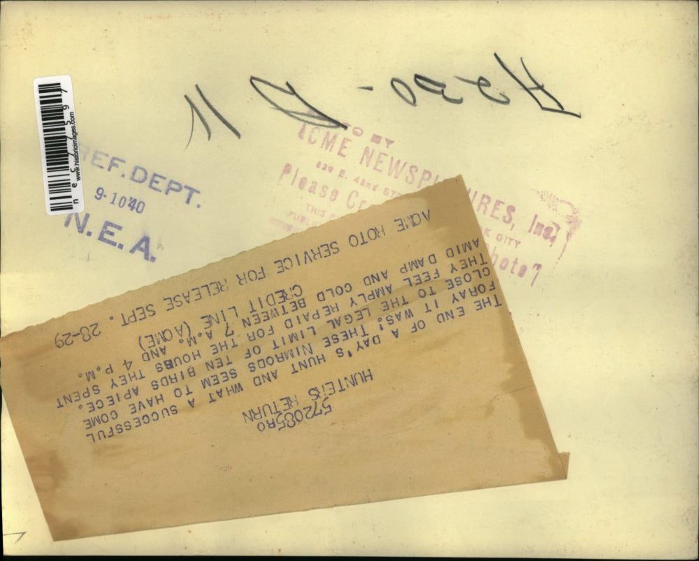 1940 Press Photo Hunters with their days limit of birds head home