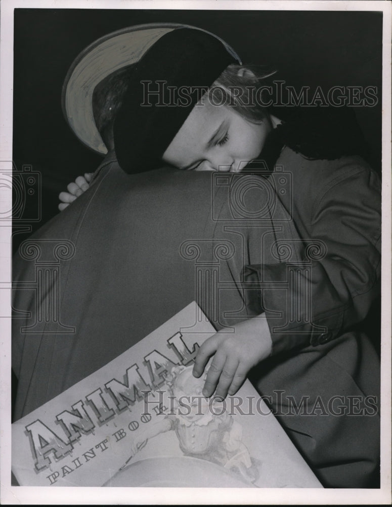 1950 Press Photo Stanley Olewinski carrying her daughter Kathy, falling asleep