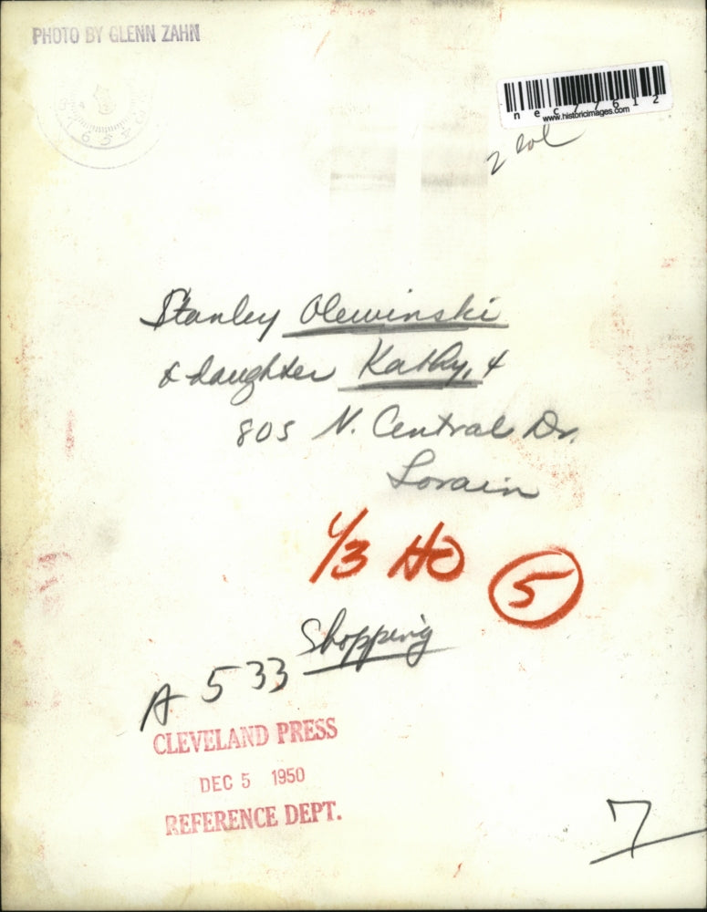 1950 Press Photo Stanley Olewinski carrying her daughter Kathy, falling asleep