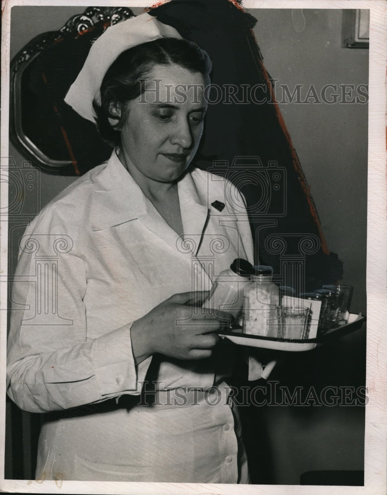 Load image into Gallery viewer, 1950 Press Photo Marion Bonda, nurse supervisor in obstetrical ward at Glenville
