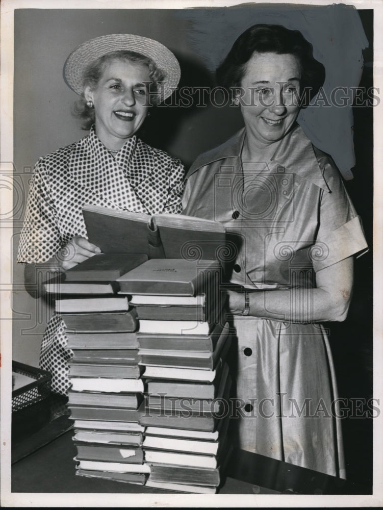 1952 Press Photo Mrs Thomas Reese &amp; Mrs E Theodore Morris with books