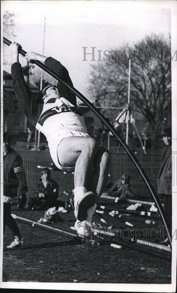 1971 Press Photo Randy Ghrist at Valley Forge track meet, pole vault