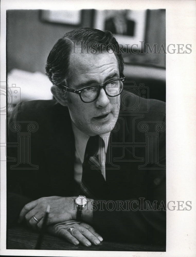 Load image into Gallery viewer, 1971 Press Photo Cleveland safety director George W O'Connor
