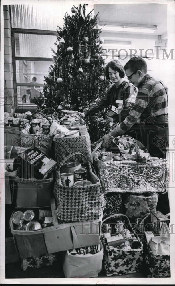 1964 Press Photo Kevin Purcell, Terri Wolverton with Christmas decorations