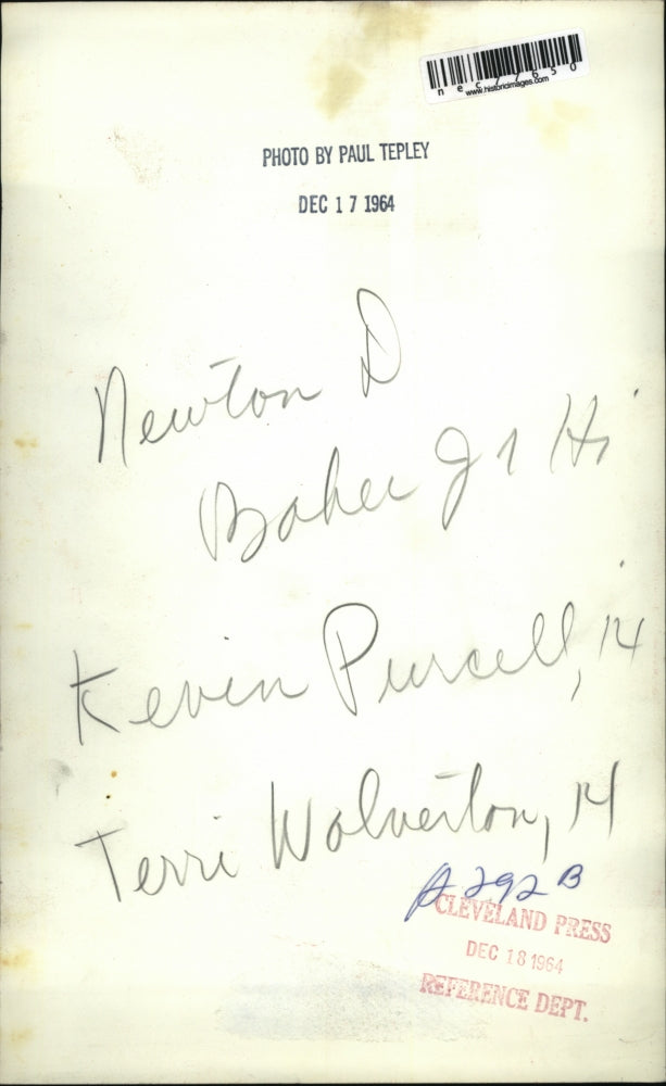 1964 Press Photo Kevin Purcell, Terri Wolverton with Christmas decorations