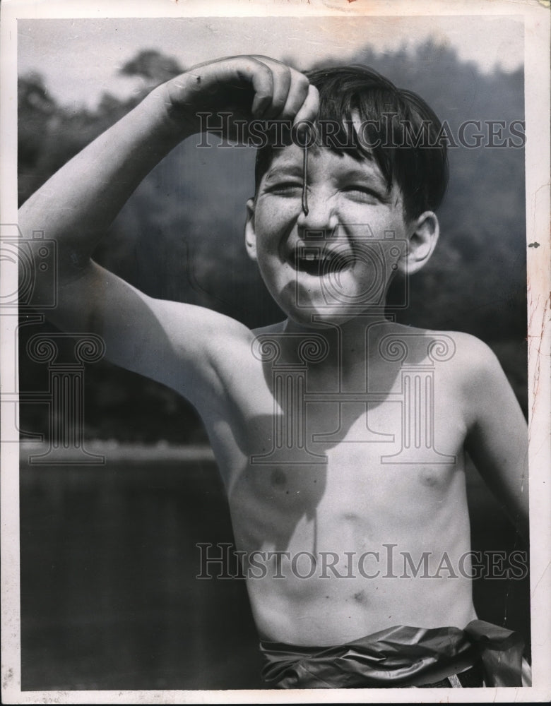1954 Press Photo Mike Randolph Estes age 12 playing at a park