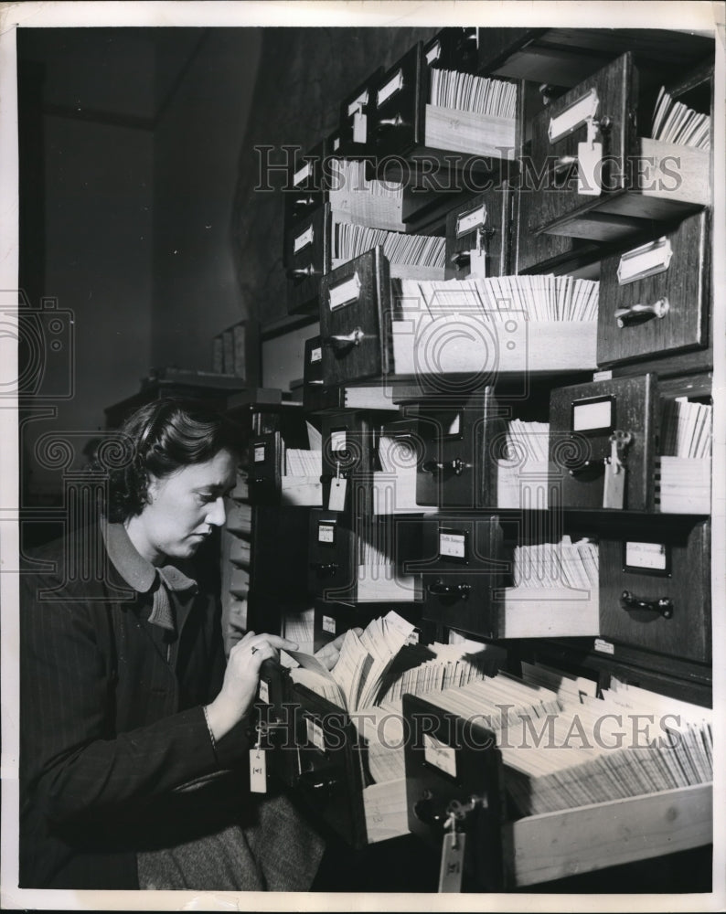 Load image into Gallery viewer, 1951 Press Photo Radio Clerk check up missing Soldiers trying to locate.
