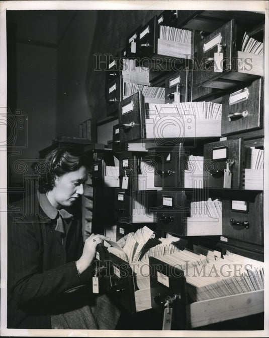 1951 Press Photo Radio Clerk check up missing Soldiers trying to locate.