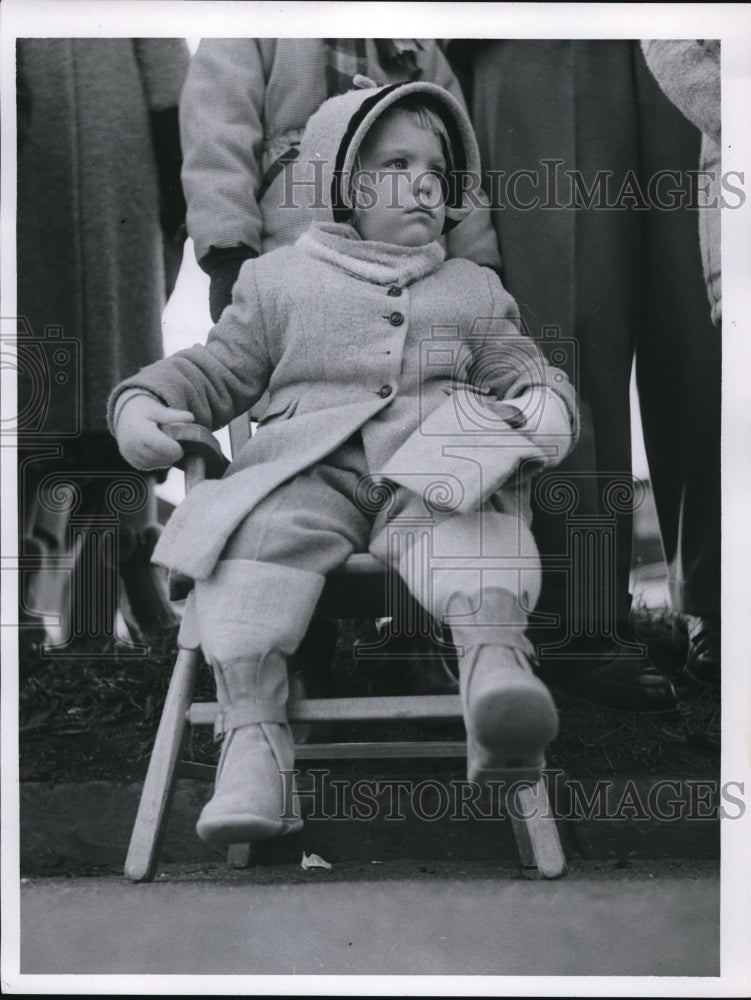 Load image into Gallery viewer, 1957 Press Photo Joyce Ann Troski age 3 watches a Cleveland parade
