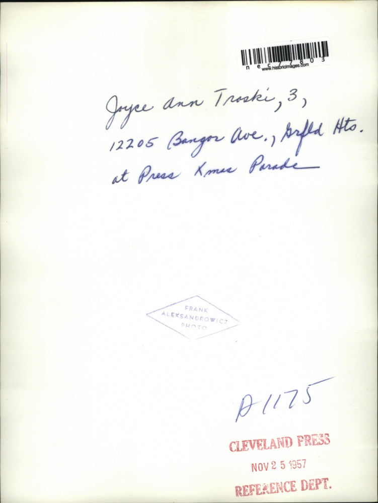 1957 Press Photo Joyce Ann Troski age 3 watches a Cleveland parade