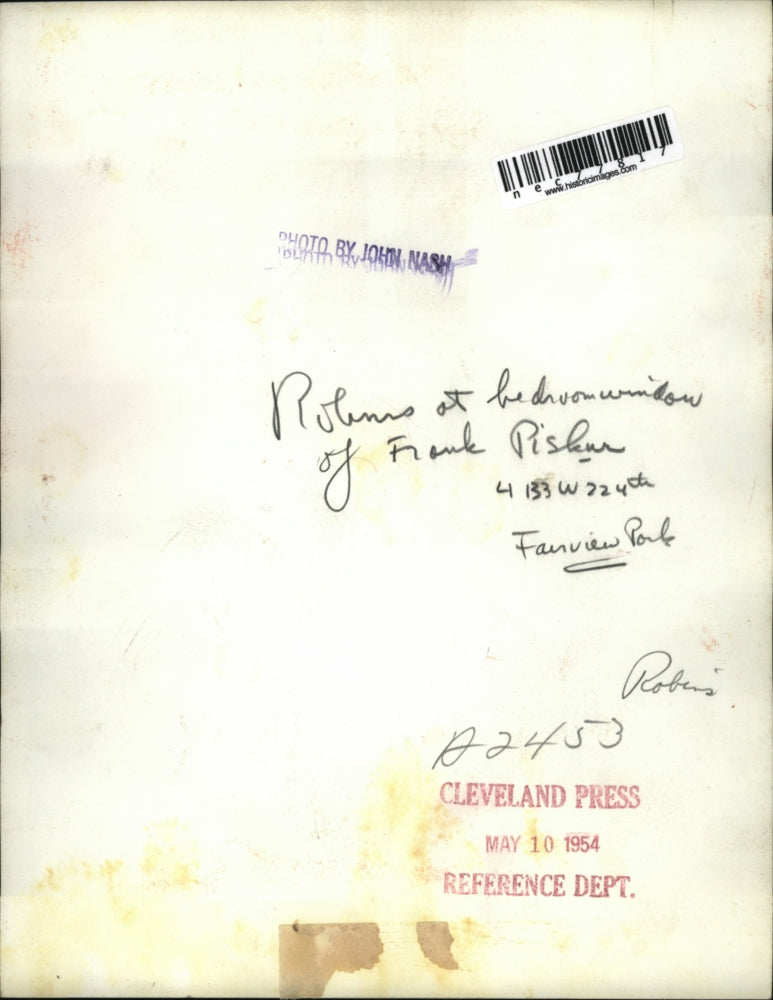 1954 Press Photo Baby Robins in the bedroom window at Frank Piskar's house