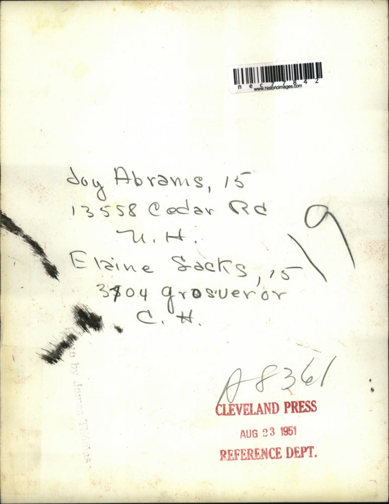 1951 Press Photo Joy Abrams & Elaine Sacks cheer for contestants at a stadium
