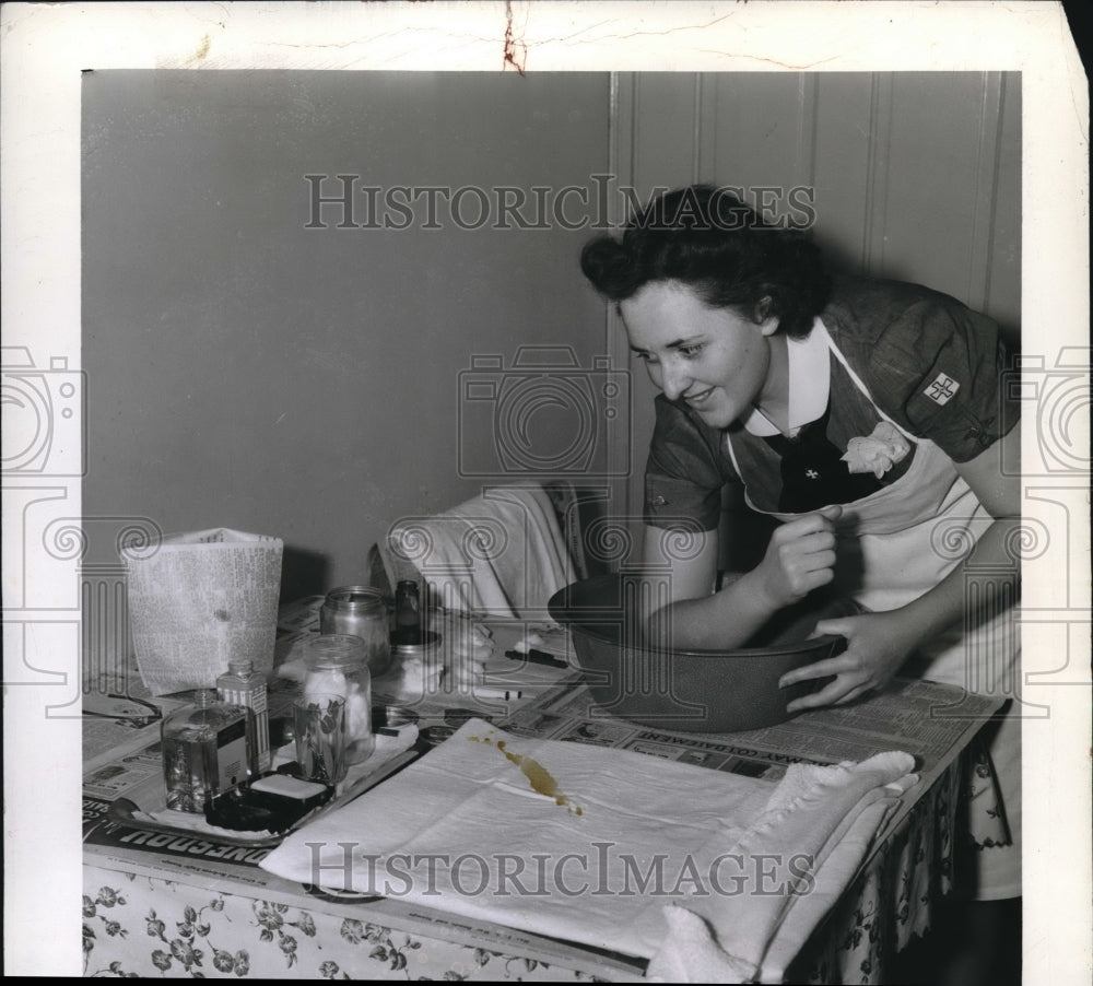Press Photo Catherine Caryeuler visiting nurse prepares for surgery