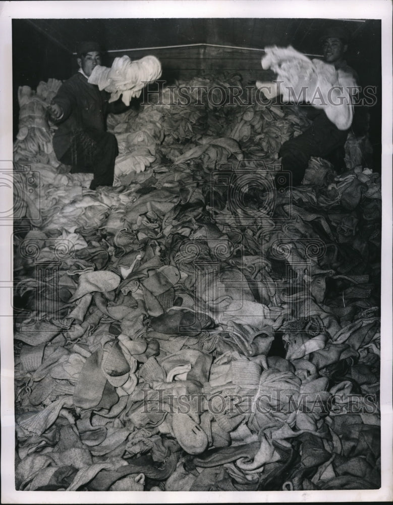 1952 Press Photo A mountain of socks collected from United Nations Troops
