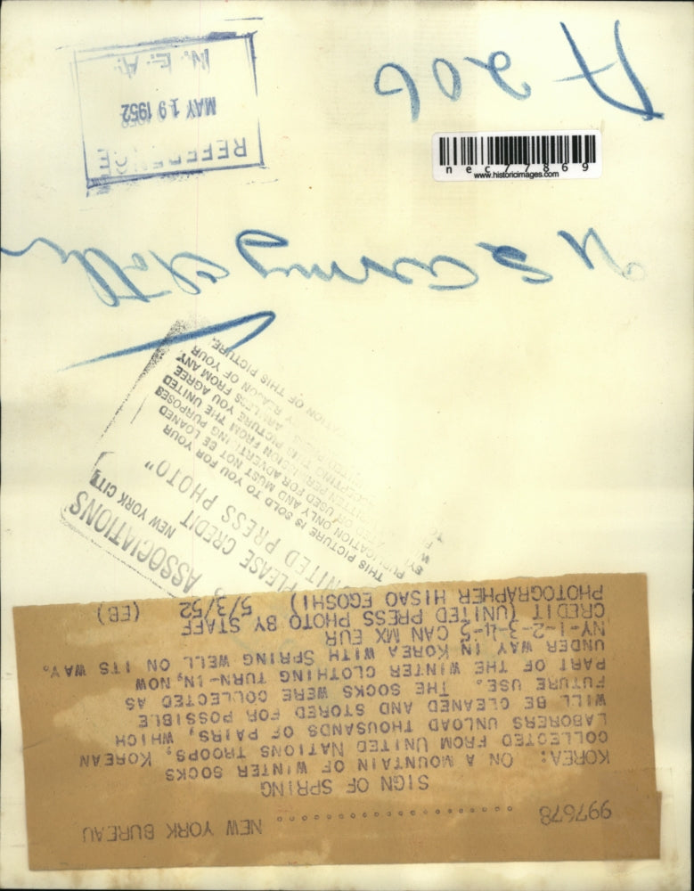 1952 Press Photo A mountain of socks collected from United Nations Troops