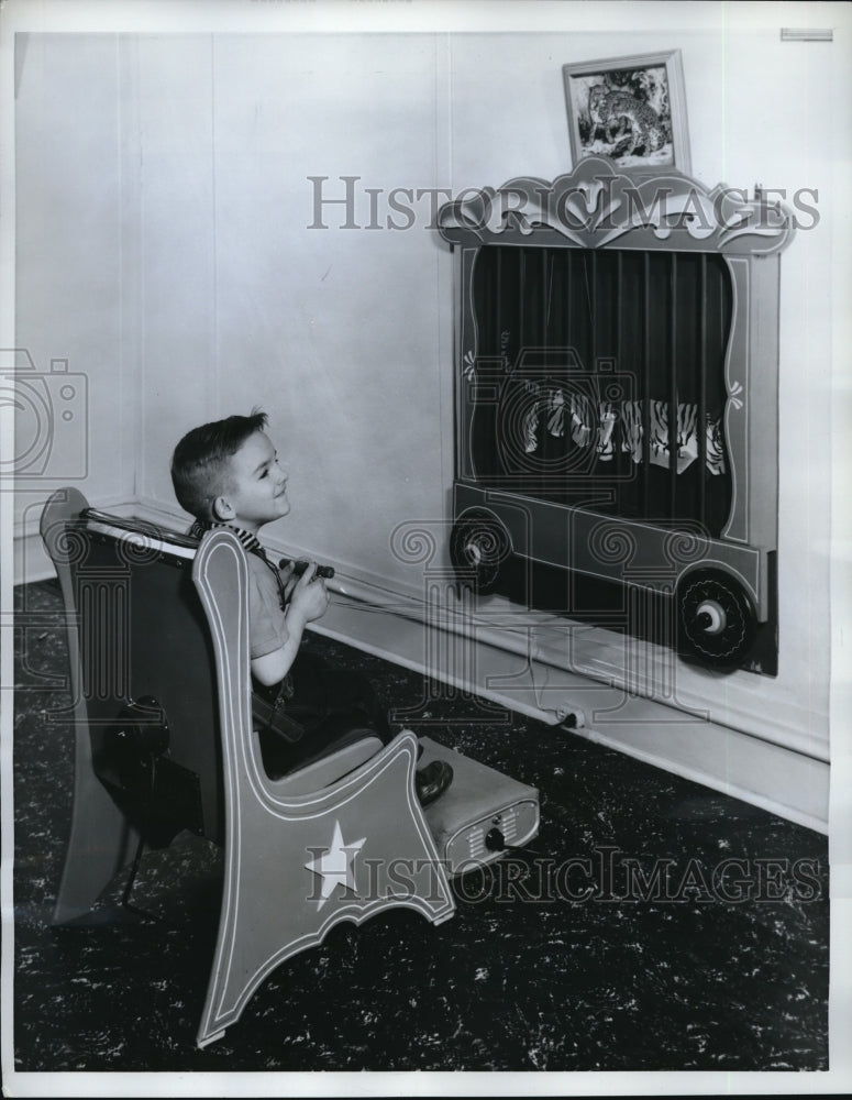 Load image into Gallery viewer, 1961 Press Photo Handicap clinic therapy for child paryalsis victims
