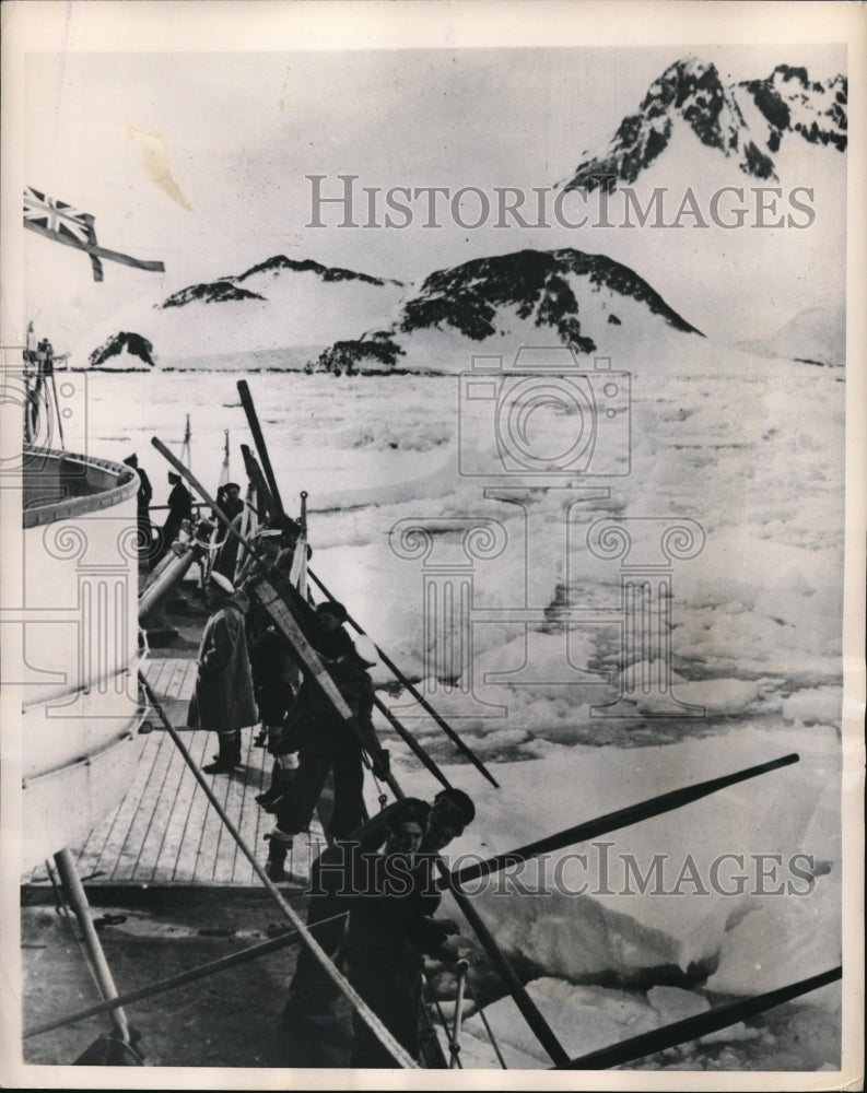 1949 Press Photo Crewman of the Sparrow push ice floes away - nec77904