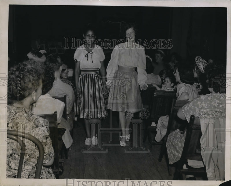 Load image into Gallery viewer, 1947 Press Photo Students at Sunbeam School
