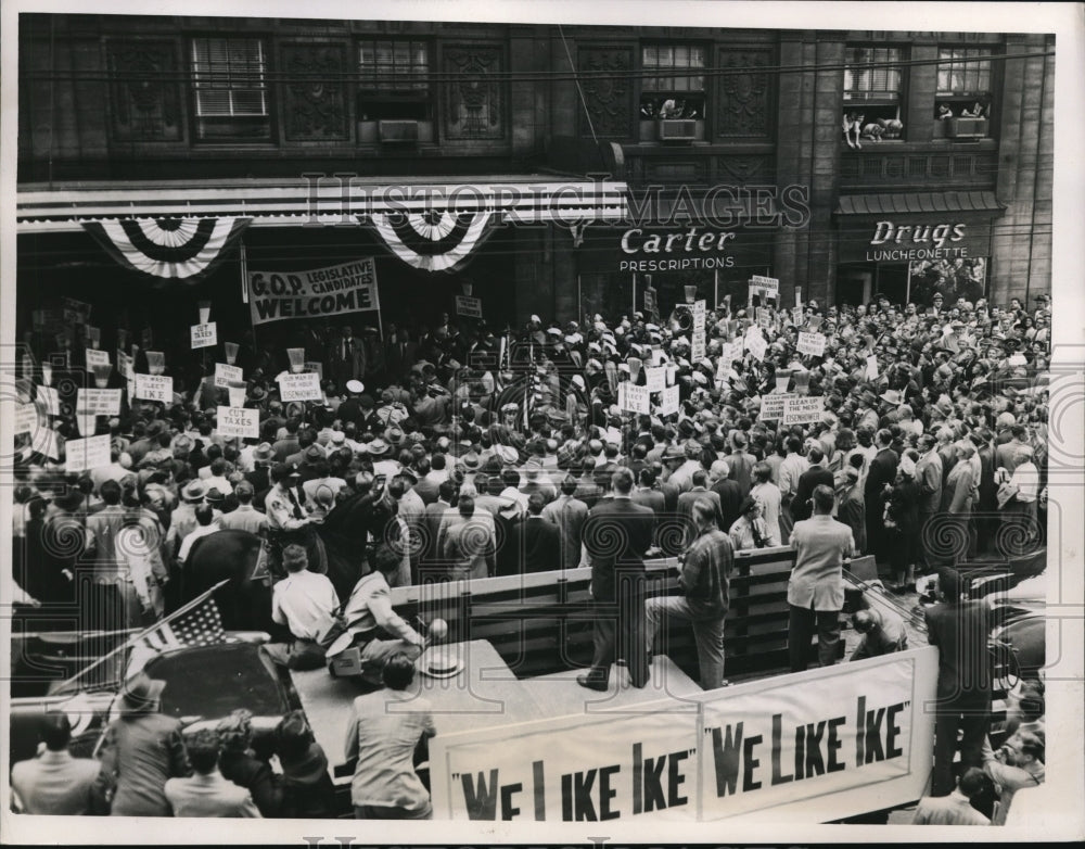 1952 Press Photo Crowd gathered