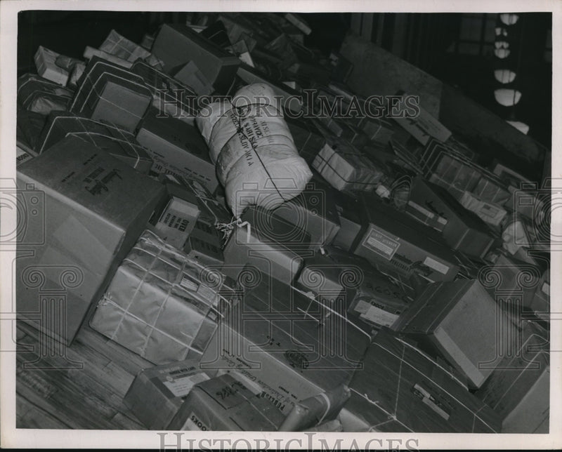 Load image into Gallery viewer, Press Photo Packages at Post Office for processing for shipment
