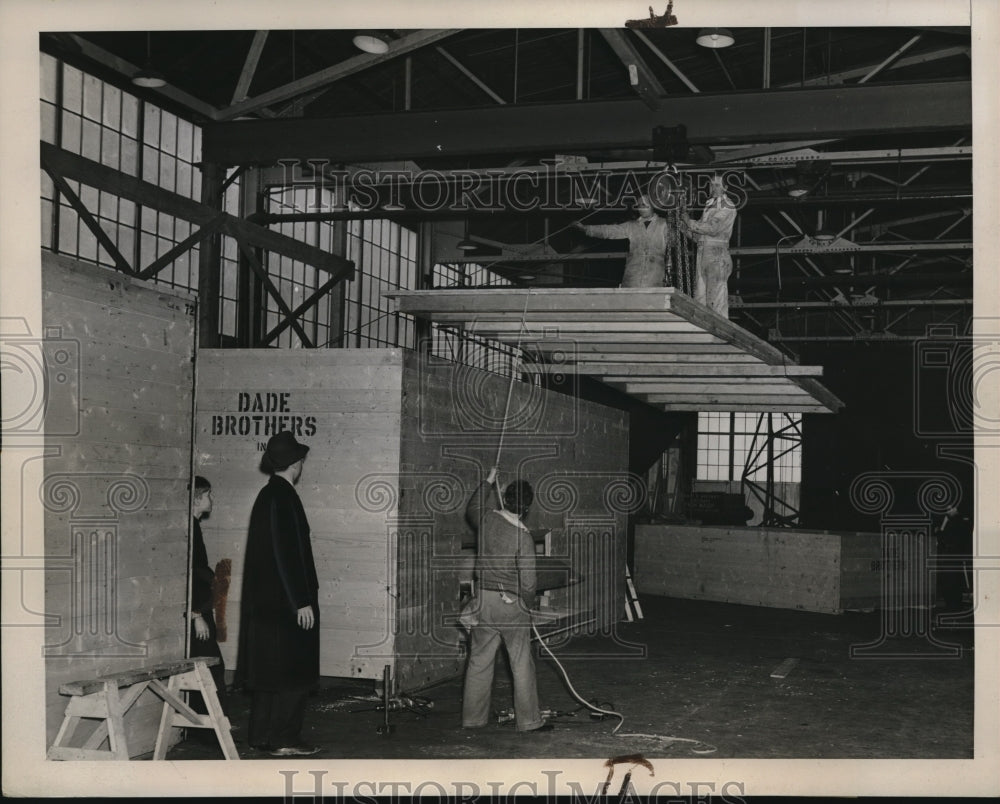 1940 Press Photo workers putting on the roof of a case at Grumman plant