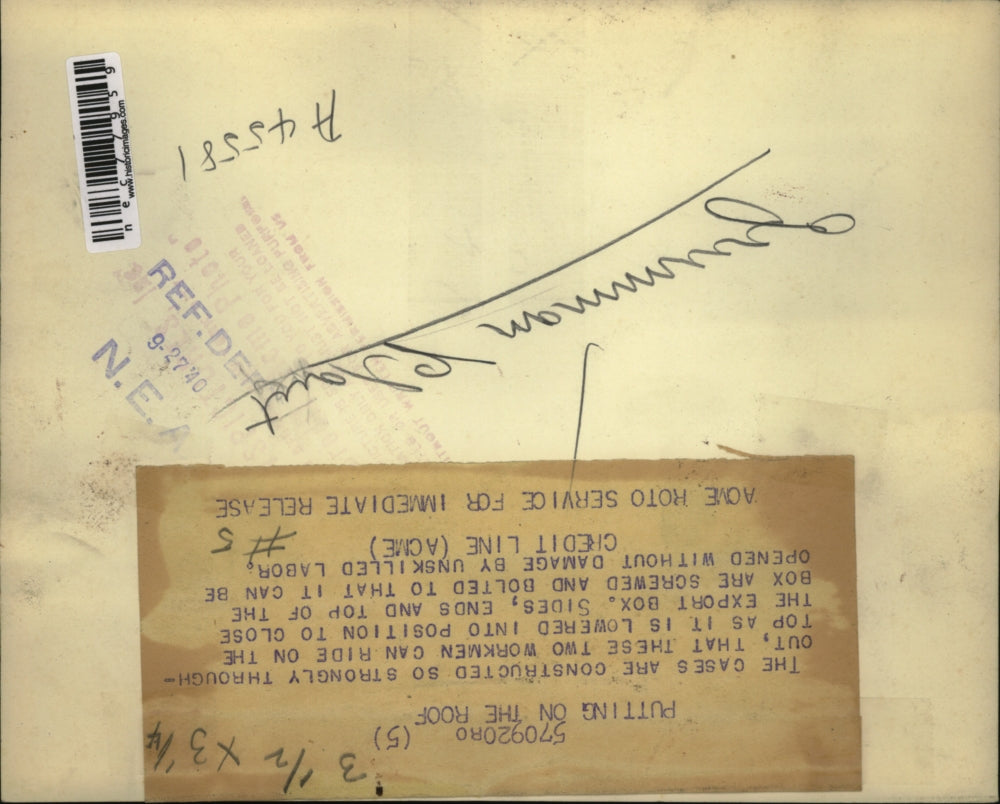 1940 Press Photo workers putting on the roof of a case at Grumman plant