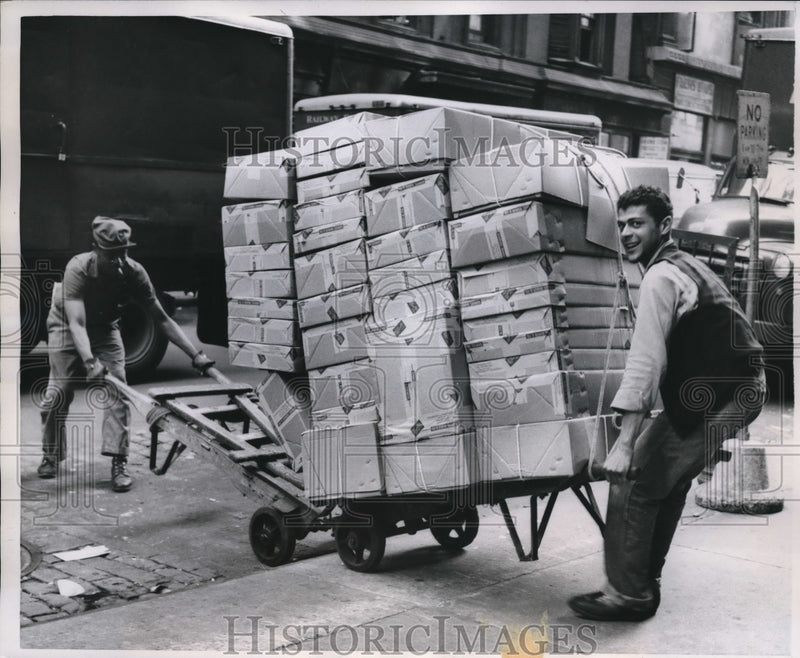 Load image into Gallery viewer, 1959 Press Photo Cartmen in New York Citiy Garment District
