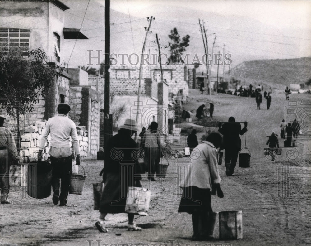 1965 Press Photo Water Carriers in Peru
