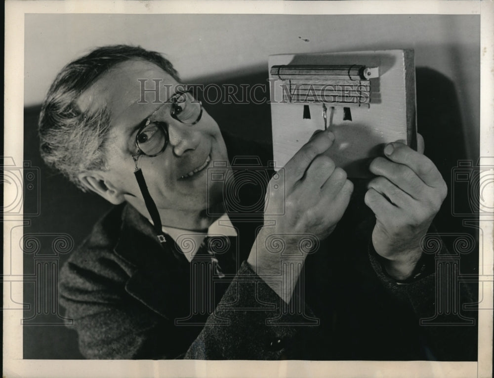 1940 Press Photo Russell Oakes Inventor Double Keyhole
