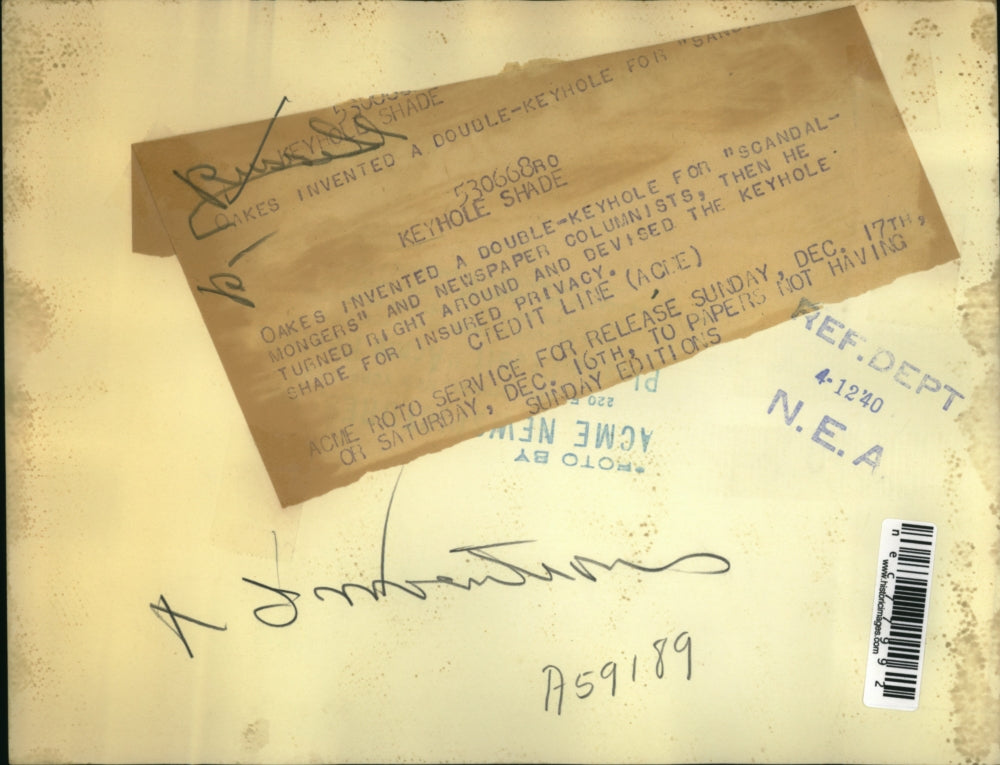 1940 Press Photo Russell Oakes Inventor Double Keyhole