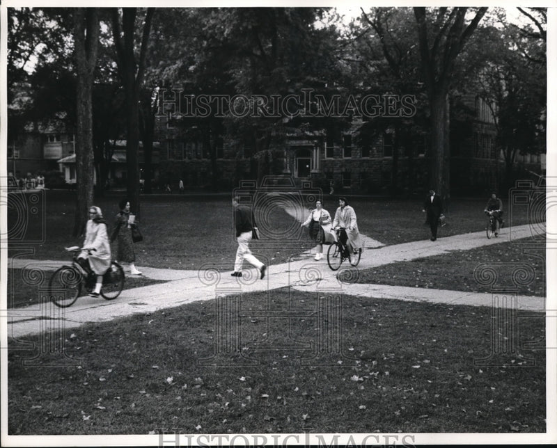 Load image into Gallery viewer, 1960 Press Photo Pedal Pushers Michigan University Ann Arbor
