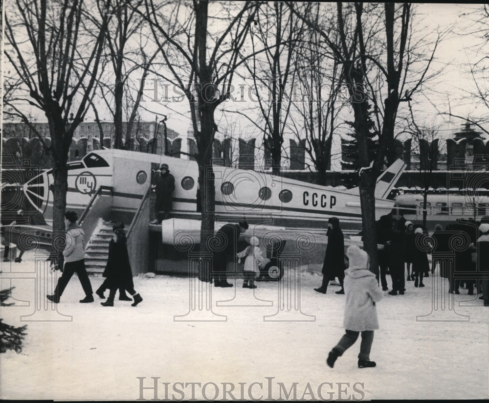 1965 Press Photo Kremlin kiddie park in Moscow with fake airplane for kids- Historic Images