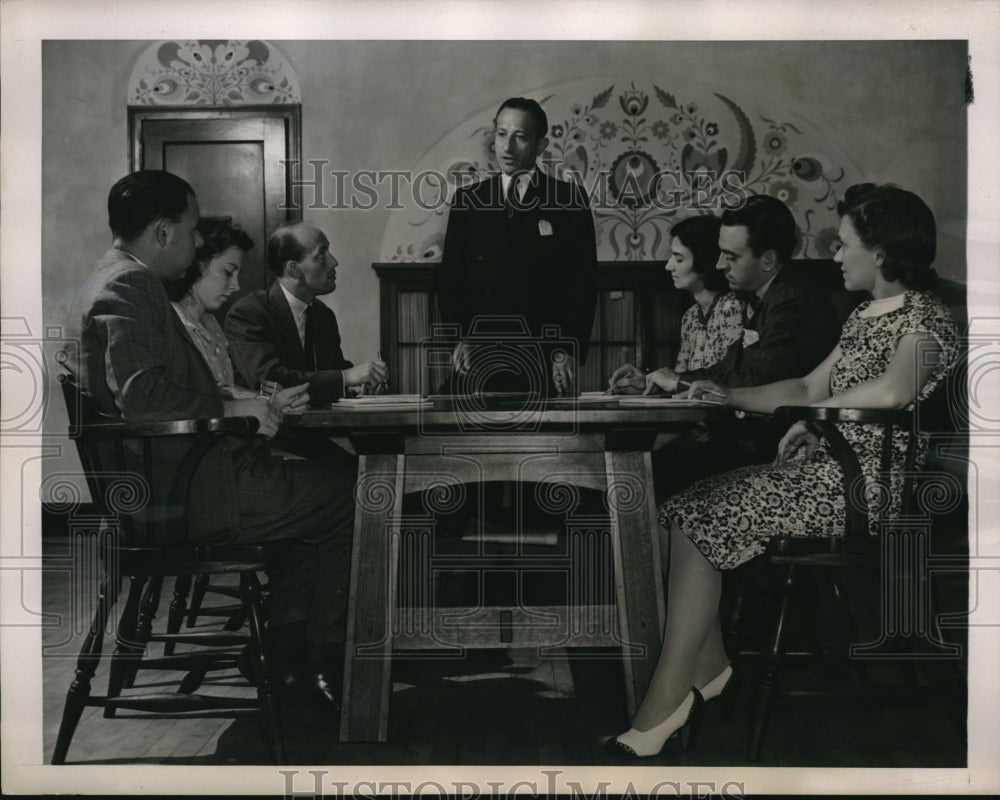 1940 Press Photo Nathan Ohrbach, United Committes, fish from Montauk, Sheeps