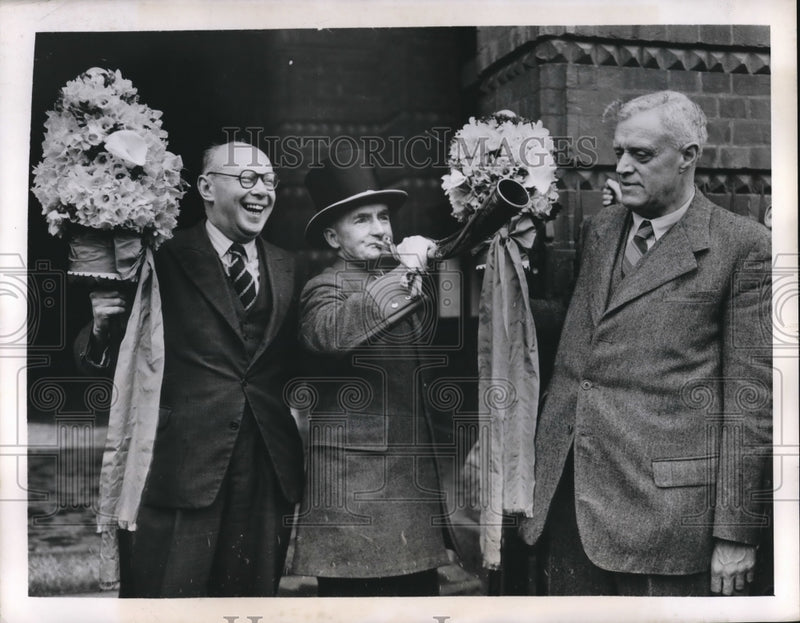 Load image into Gallery viewer, 1948 Press Photo Hungarfoed England, 1260 custom where forfeits on houses built
