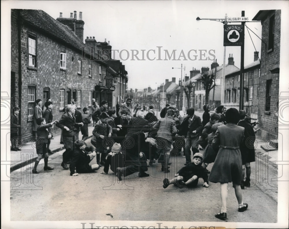 1948 Press Photo Hungerfor, English kids get tossed pennies