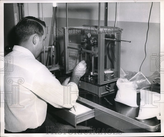 1953 Press Photo National Lead Co modern lab & Keith Barnes chemist