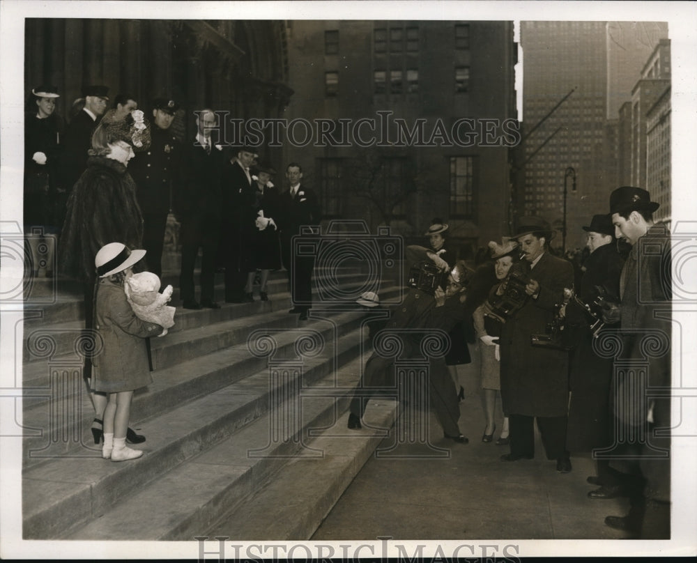 1939 Press Photo NYC crowd at St Bartholomews Church on Easter sunday