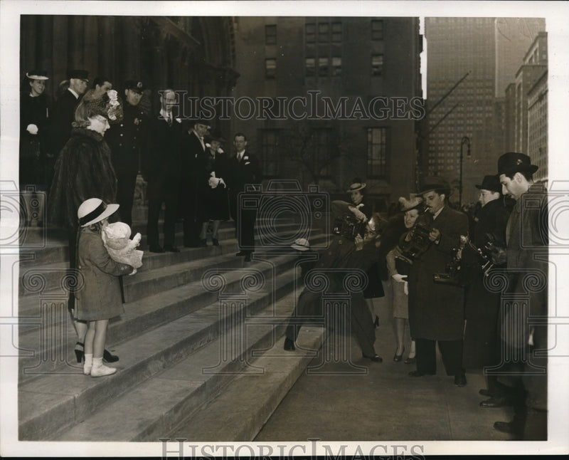 Load image into Gallery viewer, 1939 Press Photo NYC crowd at St Bartholomews Church on Easter sunday
