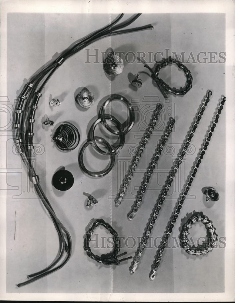 Load image into Gallery viewer, 1946 Press Photo Precision Houses costume jewlery - nec78068

