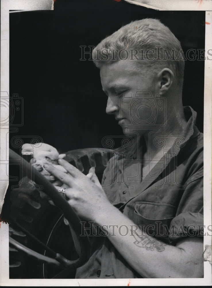 1950 Press Photo 25th Div. jeep driver Cpl. Andrew Slayer & pet rabbit, Doretta,
