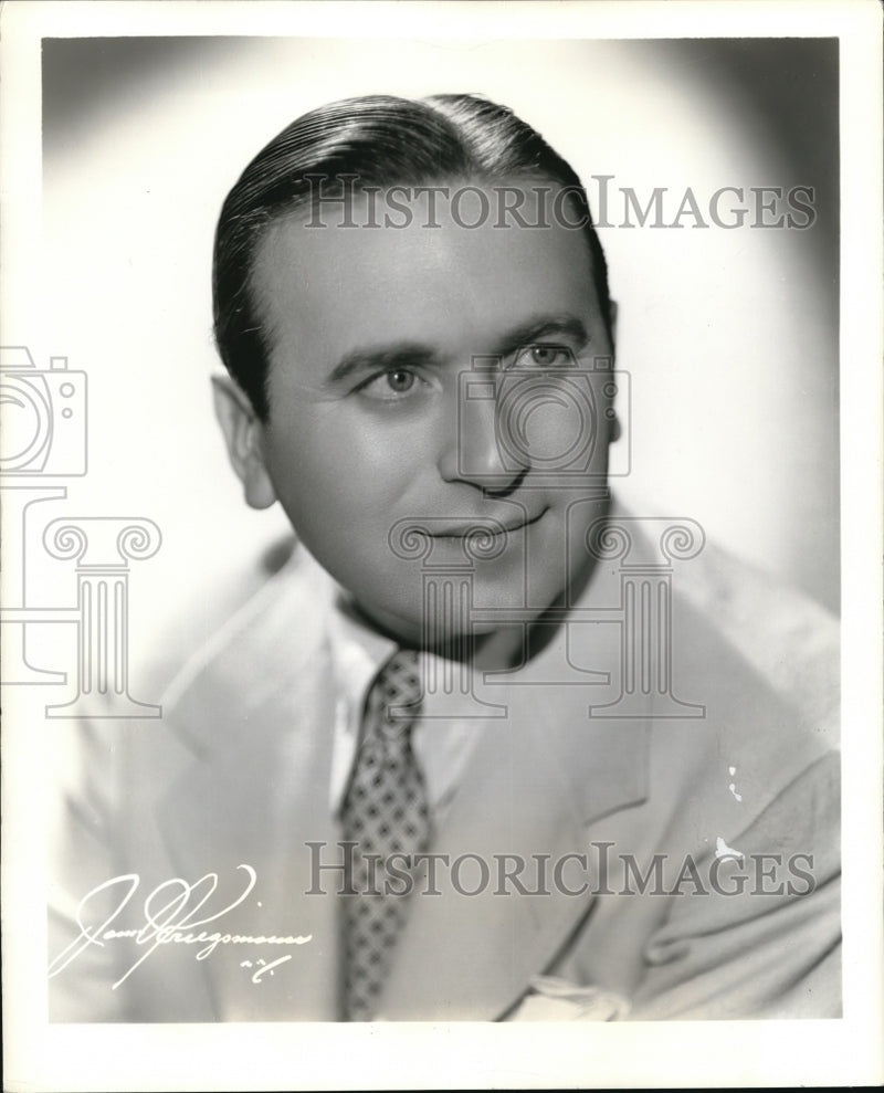 Load image into Gallery viewer, 1941 Press Photo orchestra leader Charlie Spivak
