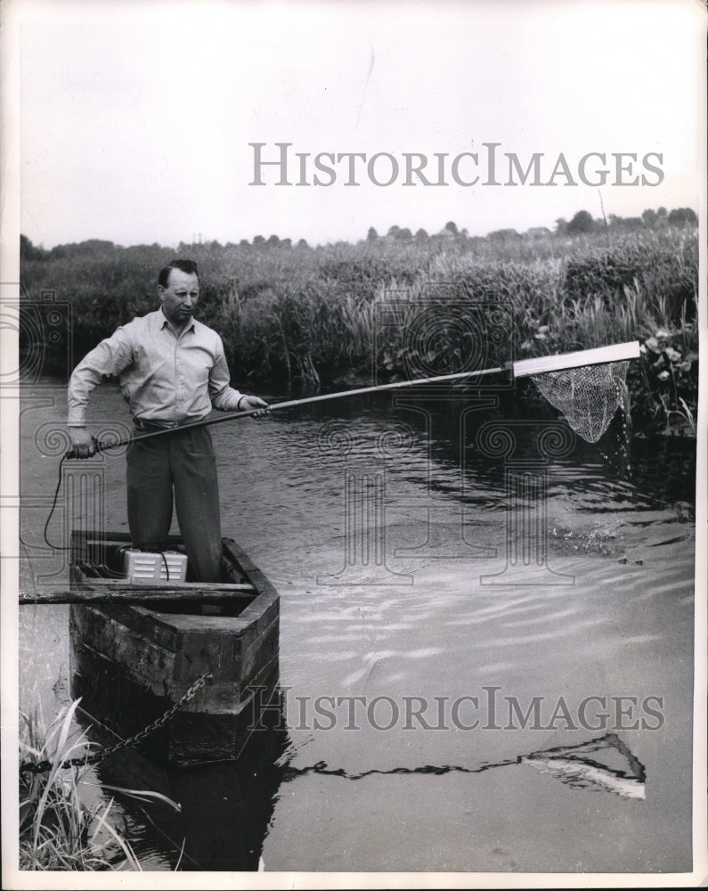 1955 Press Photo A portable, 40 pound electric Angling device