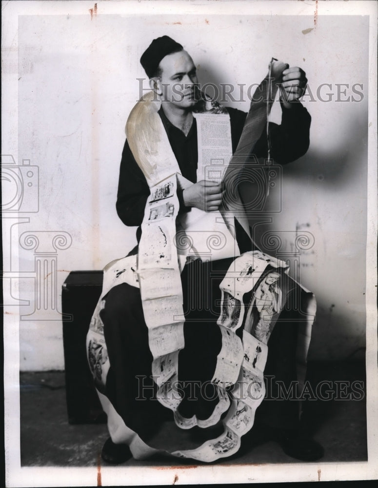 1944 Press Photo PFC. William Paultz is the lucky recipient of a 36 foot long