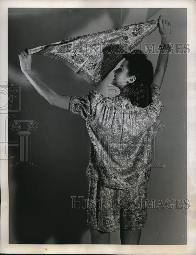 1939 Press Photo Florence Gainor uses a Polynesian influenced handkercheif to