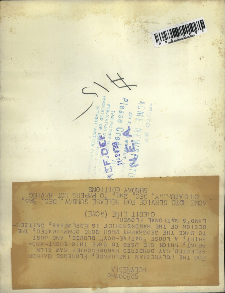 1939 Press Photo Florence Gainor uses a Polynesian influenced handkercheif to