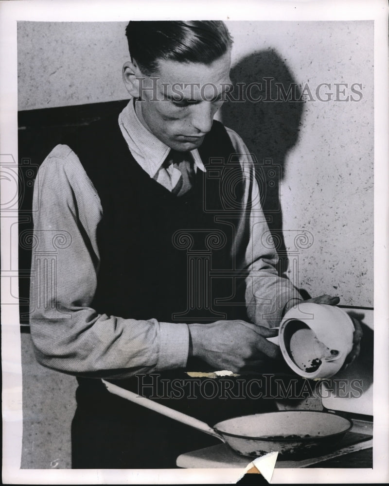 1948 Press Photo Spencer scraping the used tea leaves out of the tea pot.