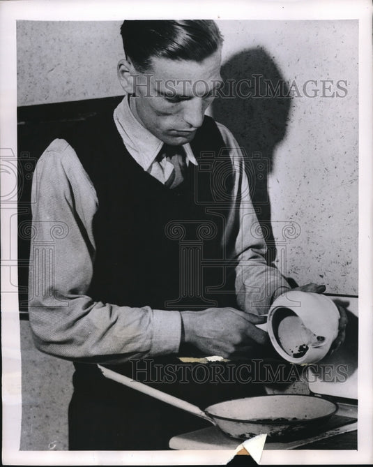 1948 Press Photo Spencer scraping the used tea leaves out of the tea pot.